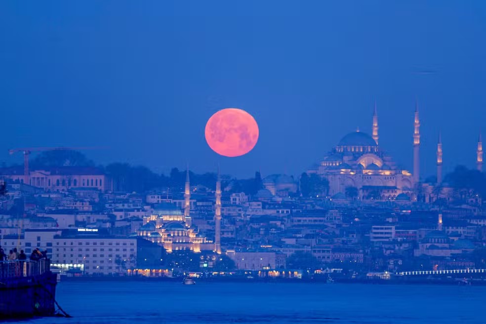 'Lua Rosa' vai brilhar no céu hoje; entenda o nome e por que é conhecida assim